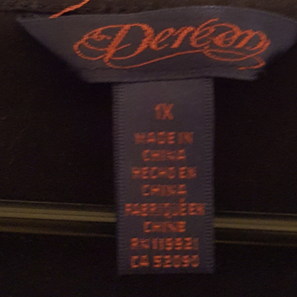 Black and Gold Tshirt. By Dereon.